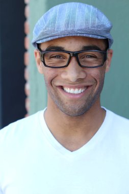 Yakışıklı, Afro-Amerikan bir adamın sokakta günlük kıyafetlerini çekerken yakın plan fotoğrafı.