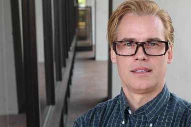 Sokakta siyah gömlekli yakışıklı bir adamın yakın plan portresi.