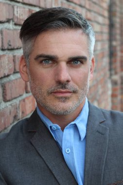 Yakışıklı, olgun iş adamının sokaktaki yakın çekimi.