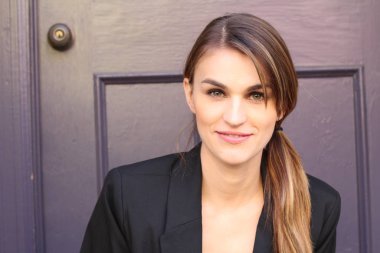 Gündüz vakti Sokakta Duran İş kadınının Portresi