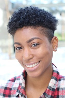 Kampüsteki Afrikalı Amerikalı üniversiteli kız öğrencinin yakın çekimi.