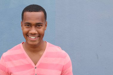 Yakışıklı Afrikalı Amerikalı genç adamın yakın plan portresi.