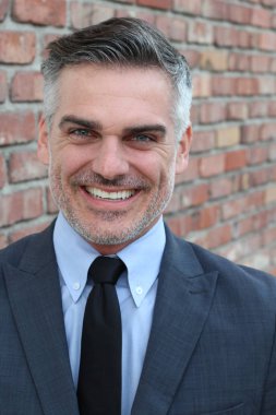 Yakışıklı, olgun iş adamının sokaktaki yakın çekimi.