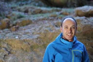 Sonbaharda doğa yürüyüşü sırasında yakışıklı bir gencin yakın plan portresi.