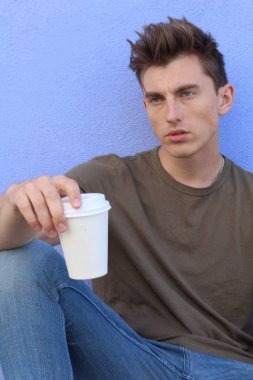 Kahveli, mavi gözlü, kendinden emin, kuzeyli sarışın bir erkek.