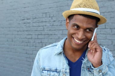 Yakışıklı, Afro-Amerikan bir adamın günlük kıyafetlerle sokakta telefonla konuşmasının yakın çekimi.