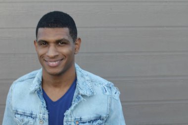 Yakışıklı, Afro-Amerikan bir adamın sokakta günlük kıyafetlerini çekerken yakın plan fotoğrafı.