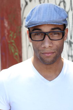 Yakışıklı, Afro-Amerikan bir adamın sokakta günlük kıyafetlerini çekerken yakın plan fotoğrafı.