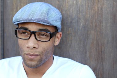 Yakışıklı, Afro-Amerikan bir adamın sokakta günlük kıyafetlerini çekerken yakın plan fotoğrafı.