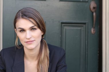 Gündüz vakti Sokakta Duran İş kadınının Portresi