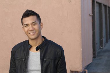 Deri ceketli, melez bir gencin yakın plan portresi.