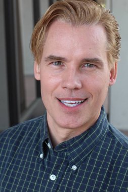 Sokakta siyah gömlekli yakışıklı bir adamın yakın plan portresi.