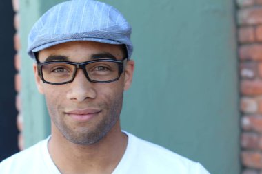 Yakışıklı, Afro-Amerikan bir adamın sokakta günlük kıyafetlerini çekerken yakın plan fotoğrafı.