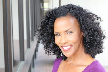 Eflatun ceket giyen muhteşem son sınıf Afrikalı Amerikalı kadın. 