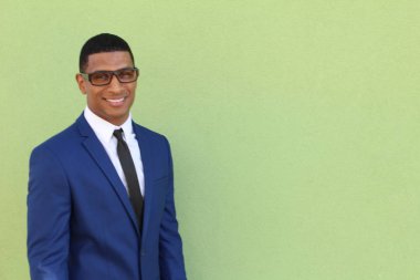 Mavi takım elbiseli yakışıklı genç işadamının yakın plan portresi.