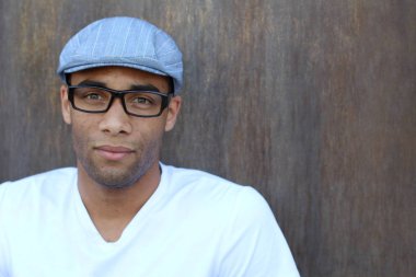 Yakışıklı, Afro-Amerikan bir adamın sokakta günlük kıyafetlerini çekerken yakın plan fotoğrafı.