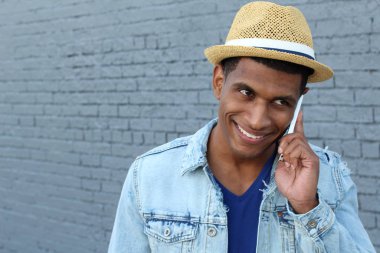 Yakışıklı, Afro-Amerikan bir adamın günlük kıyafetlerle sokakta telefonla konuşmasının yakın çekimi.