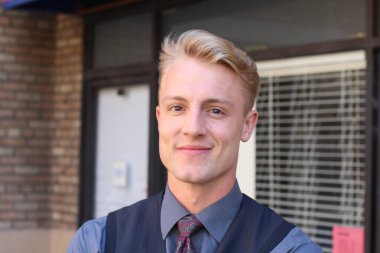 İngiliz centilmen güzellik konsepti. Dışarıda poz veren genç ve yakışıklı bir adamın portresi.