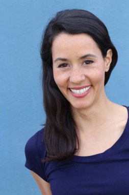 Kopya alanı ile gülümseyen genç bir İspanyol kadının portresi.