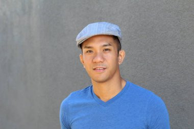 Sokakta günlük giysiler içinde melez bir genç adamın yakın plan portresi.