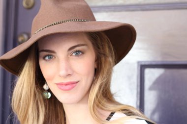 Eski güzel sarışın, şapkalı zarif kadının portresi. 