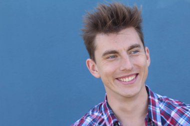 Kendine güveni tam, mavi gözlü, sarışın bir erkek.