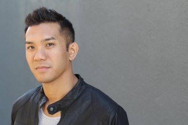 Deri ceketli, melez bir gencin yakın plan portresi.