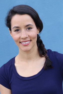 Kopya alanı ile gülümseyen genç bir İspanyol kadının portresi.