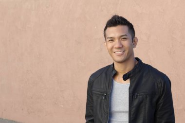 Deri ceketli, melez bir gencin yakın plan portresi.