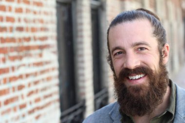 Tarz sahibi sakallı hippi modeli. Erkek saç stili, sokakta yaşam tarzı, tarlanın derinliği.