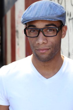 Yakışıklı, Afro-Amerikan bir adamın sokakta günlük kıyafetlerini çekerken yakın plan fotoğrafı.