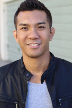 Caddedeki melez yakışıklı genç adamın yakın plan portresi.