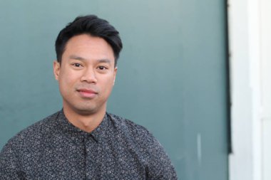 yakışıklı bir genç Asyalı adam portresi