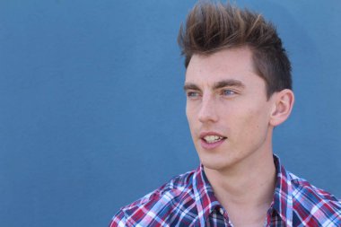 Kendine güveni tam, mavi gözlü, sarışın bir erkek.