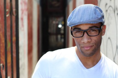 Yakışıklı, Afro-Amerikan bir adamın sokakta günlük kıyafetlerini çekerken yakın plan fotoğrafı.