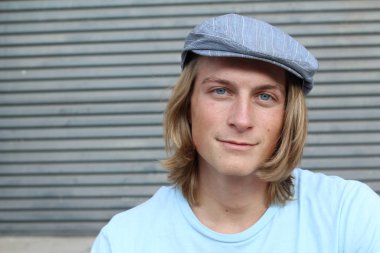 Sokakta uzun saçlı yakışıklı ve şık bir adamın yakın plan portresi.