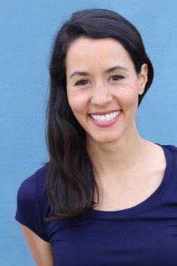 Kopya alanı ile gülümseyen genç bir İspanyol kadının portresi.