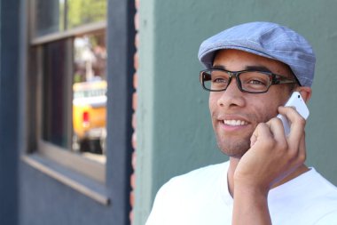 Yakışıklı, Afro-Amerikan bir adamın sokakta günlük kıyafetlerini çekerken yakın plan fotoğrafı.