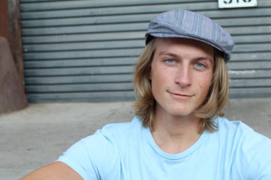 Sokakta uzun saçlı yakışıklı ve şık bir adamın yakın plan portresi.