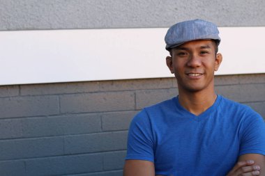 Sokakta günlük giysiler içinde melez bir genç adamın yakın plan portresi.