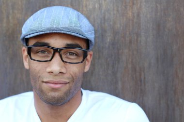 Yakışıklı, Afro-Amerikan bir adamın sokakta günlük kıyafetlerini çekerken yakın plan fotoğrafı.