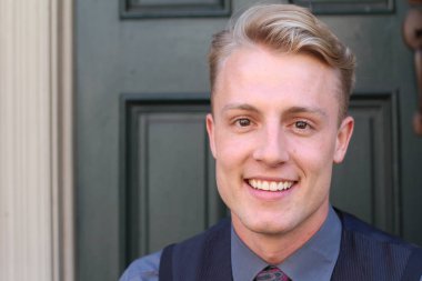 İngiliz centilmen güzellik konsepti. Dışarıda poz veren genç ve yakışıklı bir adamın portresi.