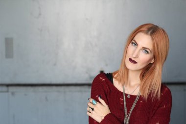 Parlak makyajlı, kızıl, pasaklı kadının stüdyo portresi. 