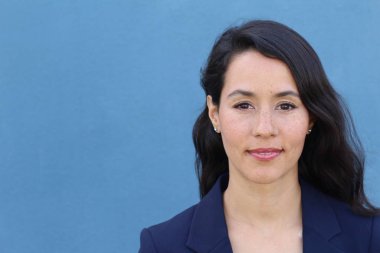 Güzel esmer tasarımcı kameraya gülümsüyor.