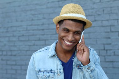 Yakışıklı, Afro-Amerikan bir adamın günlük kıyafetlerle sokakta telefonla konuşmasının yakın çekimi.