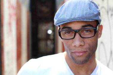 Yakışıklı, Afro-Amerikan bir adamın sokakta günlük kıyafetlerini çekerken yakın plan fotoğrafı.