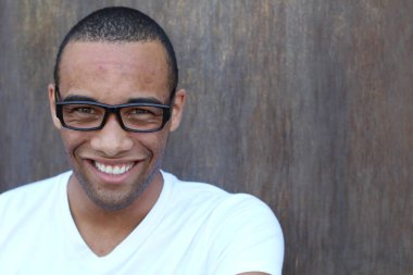 Yakışıklı, Afro-Amerikan bir adamın sokakta günlük kıyafetlerini çekerken yakın plan fotoğrafı.