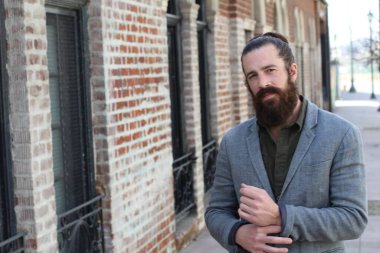 Tarz sahibi sakallı hippi modeli. Erkek saç stili, sokakta yaşam tarzı, tarlanın derinliği.