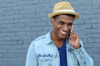 Yakışıklı, Afro-Amerikan bir adamın günlük kıyafetlerle sokakta telefonla konuşmasının yakın çekimi.