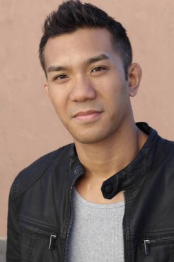 Deri ceketli, melez bir gencin yakın plan portresi.